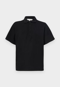 Svart polo-skjorte med korte ermer, laget av myk bomull. Har kragehals og fire knapper. Enkel, minimal design.