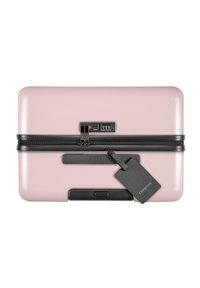 Hartschalenkoffer in zartem Pink, ausgestattet mit einem schwarzen Reißverschluss, einem Zahlenkombinationsschloss und einem schwarzen Gepäckanhänger mit Text. Glatte Oberfläche und abgerundete Kanten.