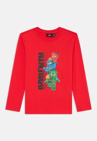 Rotes Langarm-T-Shirt aus Baumwolle, mit einem grafischen Design von drei Charakteren in Blau, Grün und Rot sowie schwarzem Text.