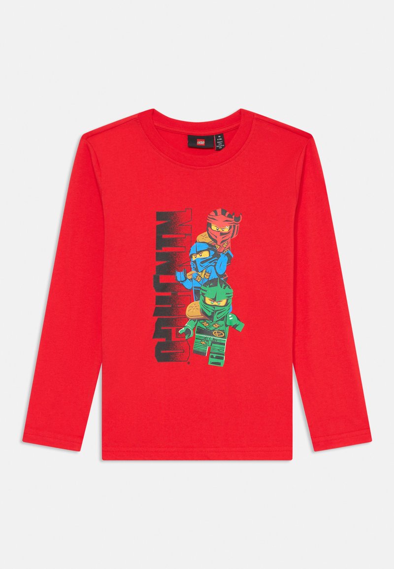 Rotes Langarm-T-Shirt aus Baumwolle, mit einem grafischen Design von drei Charakteren in Blau, Grün und Rot sowie schwarzem Text.