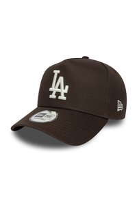 Braune Baseballmütze aus Stoff mit strukturiertem Design, ausgestattet mit einem weißen, gestickten "LA"-Logo auf der Vorderseite und einem verstellbaren Riemen.