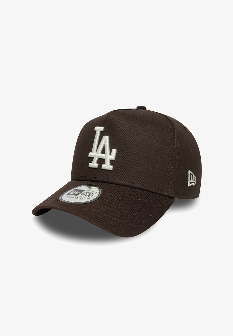 Braune Baseballmütze aus Stoff mit strukturiertem Design, ausgestattet mit einem weißen, gestickten "LA"-Logo auf der Vorderseite und einem verstellbaren Riemen.