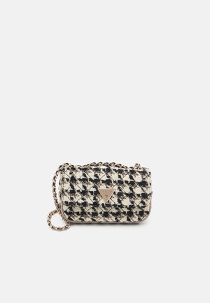 Petit sac bandoulière noir et blanc à motif pied-de-poule avec sangle chaîne dorée et plaque logo triangulaire Guess sur le rabat avant.