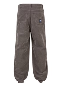 Bruine corduroy broek met een brede pijpontwerp, met twee achterzakken en een klein logo label aan de rechterkant boven de zak.