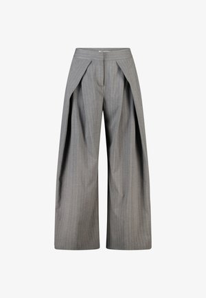 Grijze broek met brede pijpen en fijne strepen, hoge taille en unieke frontale plooi-openingen op elk been.
