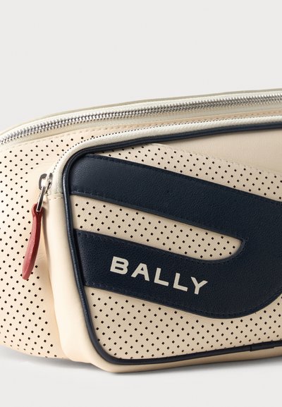 Μπεζ δερμάτινο τσαντάκι μέσης με τρύπες, μαύρη δερμάτινη λεπτομέρεια και λογότυπο "BALLY", ασημί φερμουάρ και κόκκινη ταινία τράβηγματος φερμουάρ.