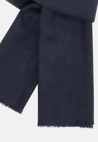 Námořnicky modrý šátek vyrobený z měkké látky, s hladkou texturou a třepenými konci. Design je jednoduchý a bez ozdob.