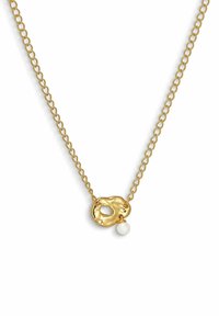 Goldkette mit einem organisch geformten Anhänger, der eine ovale Aussparung und einen weißen Perlenakzent aufweist. Glatte Textur und polierte Oberfläche.