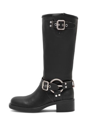 Bota de cuero negro hasta la rodilla con una correa de hebilla redonda, herrajes plateados, suela texturizada y un tacón más grueso de dos pulgadas.