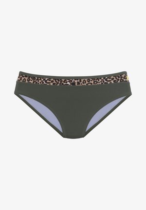 Olivovo zelené bikiny s leopardím vzorom na páse, kontrastné svetlo modré strany, hladká textúra a stredné pokrytie.