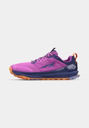 Chaussure de sport violette et rose avec une tige texturée, une semelle épaisse avec des accents orange et un panneau latéral à motif, conçue pour une utilisation en extérieur.