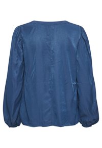 Blå satinbluse med lange, puffede ærmer, rund halsudskæring og en glat, skinnende overflade med en løs pasform.