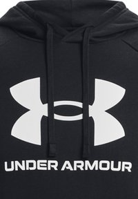 Hoodie noir en tissu doux, doté d'un grand logo Under Armour blanc sur la poitrine avec des cordons blancs sur la capuche.