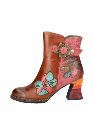Stivaletto in pelle marrone con accenti rosa, motivi floreali, fibbia decorativa e tacco texturizzato con colori multitonali.