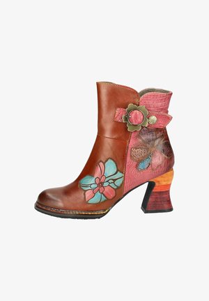 Stivaletto in pelle marrone con accenti rosa, motivi floreali, fibbia decorativa e tacco texturizzato con colori multitonali.