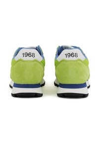Le sneaker in camoscio verde e blu presentano un colletto bianco sul tallone, una suola nera e il numero "1968" stampato sul retro.