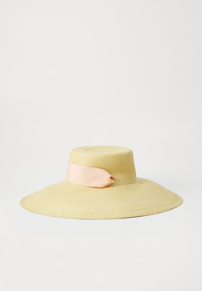 Breiter Strohhut in hellgelb mit einem glatten pinken Band. Der Hut hat eine flache Krone und ein strukturiertes Webdesign.