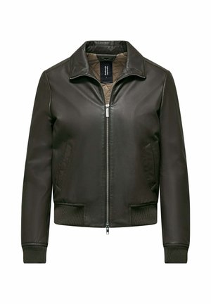 Giacca in pelle marrone con zip frontale, colletto a punta, due tasche laterali, polsini a coste e fodera trapuntata. Texture liscia in tutto.
