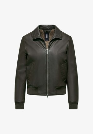 Brązowa skórzana kurtka z zamkiem z przodu, spiczastym kołnierzem, dwiema bocznymi kieszeniami, ściągaczami na mankietach i pikowanym podszewką. Gładka faktura na całej powierzchni.