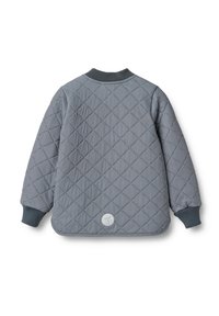 Grå, quiltet langærmet jakke med diagonalt stribet mønster, ribstrikkede manchetter og krave samt et lille rundt reflekterende logo nederst på ryggen.