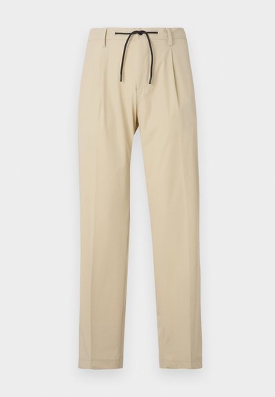 Beige Hose mit geradem Schnitt, ausgestattet mit einem Kordelzugbund, gefältelter Vorderseite und glatter Textur. Einfaches, vielseitiges Design.