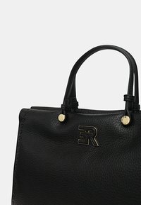 Borsa tote in pelle nera con finitura testurizzata, dotata di accenti in metallo dorato e logo sulla parte anteriore. Doppi manici per il trasporto.