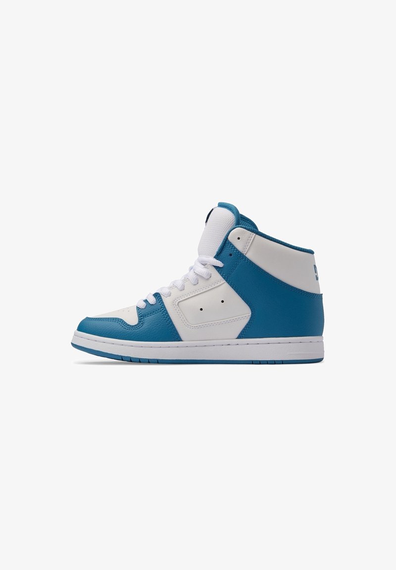 Baskets montantes avec un coloris blanc et bleu sarcelle, en cuir, texture lisse, et col rembourré. Présente des détails perforés.