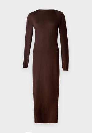 Pruun, pika varrukaga kudum dresses ümmarguse kaelusega ja sobiva siluettiga, ulatudes keskmise põlveni. Pehme, sile tekstuur minimaalsete detailidega.