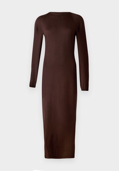 Robe en maille marron à manches longues avec un col rond et une silhouette ajustée, s'étendant jusqu'au mi-mollet. Texture douce et lisse avec un minimum de détails.