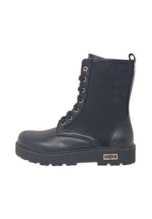 Stivale alla caviglia nero con punta in pelle e pannelli laterali in rete. Presenta lacci, occhielli metallici, una suola chunky e un accento metallico con marchio.