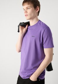 BOSS TEE - Paprasti marškinėliai - dark purple