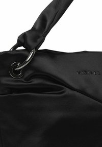 Sac à main en satin noir avec une anse nouée, des finitions en métal argenté et un logo de marque discrètement embossé sur la surface. Texture lisse avec un design élégant.