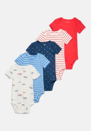 Πέντε βρεφικά κορμάκια με κοντό μανίκι σε ναυτικά χρώματα και σχέδια, περιλαμβάνοντας κόκκινο, ρίγες, άγκυρες και εκτυπώσεις με πλοία, τοποθετημένα επικαλυπτόμενα.
