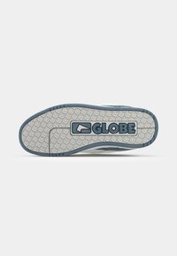 Biely podrážka obuvi s textúrovaným gripom a diamantovými vzormi, doplnená modrým okrajom a výrazným modrým logom "GLOBE".