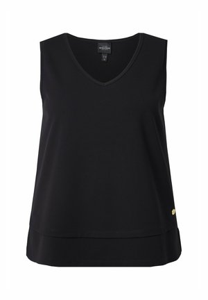 Sort ærmeløs V-hals lagdelt tanktop med lille gyldent emblem nær kanten, lavet af glat stof.