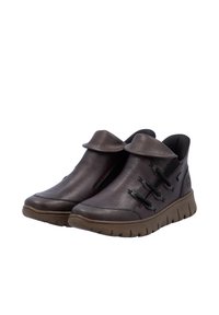 Chaussures en cuir marron avec un col élastique, bout arrondi, trois accents de lacets bouclés et une semelle en caoutchouc texturée.