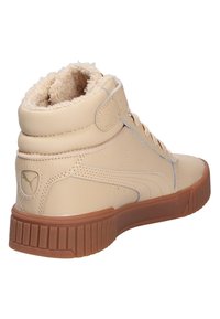 Baskets montantes beiges en cuir, avec une doublure en fourrure douce, une semelle en caoutchouc et un patch logo à l'arrière. Détails argentés sur les lacets.