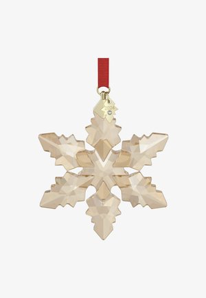 Goldener Kristall-Schneeflockenanhänger mit sechs spitzen Blättern, befestigt an einem roten Band und einer kleinen goldenen Plakette mit der Gravur "2024".