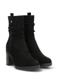 Botas de tobillo de ante negro con un diseño arrugado, tacón cuadrado de 3 pulgadas y un detalle de botón dorado en el costado. Superficie texturizada.