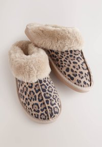 Chaussons imprimé léopard avec un col et une doublure en fausse fourrure beige douce. Semelle en caoutchouc antidérapante. Tige en tissu à motif avec des détails cousus.