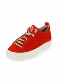 Baskets en suède rouge avec un orteil arrondi, des lacets élastiques en croix et une épaisse semelle en caoutchouc blanche. Les accents incluent des détails de logo sur la languette.