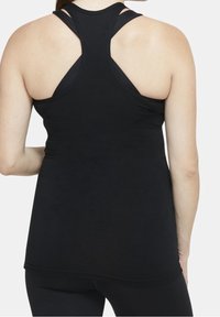 Czarny sportowy top na ramiączkach z wycięciem typu racerback, z cienkimi paskami i gładkim, elastycznym materiałem. Dłuższy z tyłu dla lepszego zakrycia.