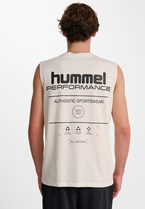 Mouwloos crèmekleurig tanktop met een groot zwart logo op de rug, verzorgingssymbolen en tekst voor "hummel PERFORMANCE" en "AUTHENTIC SPORTSWEAR."