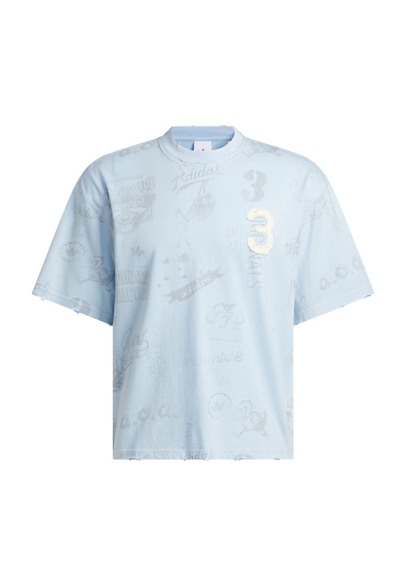 Camiseta de gran tamaño azul claro con logos y patrones desgastados de Adidas, con un número 3 blanco y gris en la parte superior izquierda del pecho.