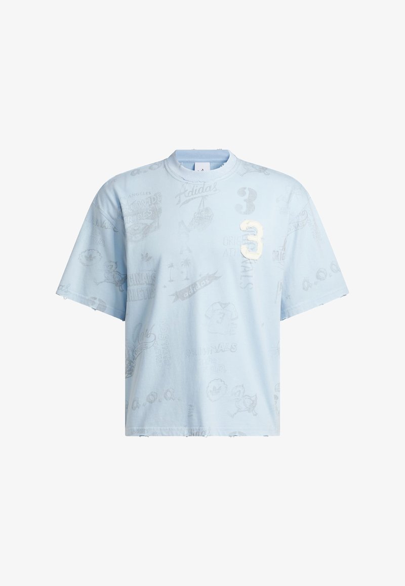 Lyseblå oversize T-shirt med falmede Adidas-logoer og mønstre, med et hvidt og gråt nummer 3 på øverste venstre bryst.