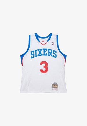 Weißes Basketballtrikot mit roten und blauen Akzenten, trägt "SIXERS" in blauen Buchstaben und die Nummer "3" in rot. Aus Mesh-Material und ärmellosem Design.