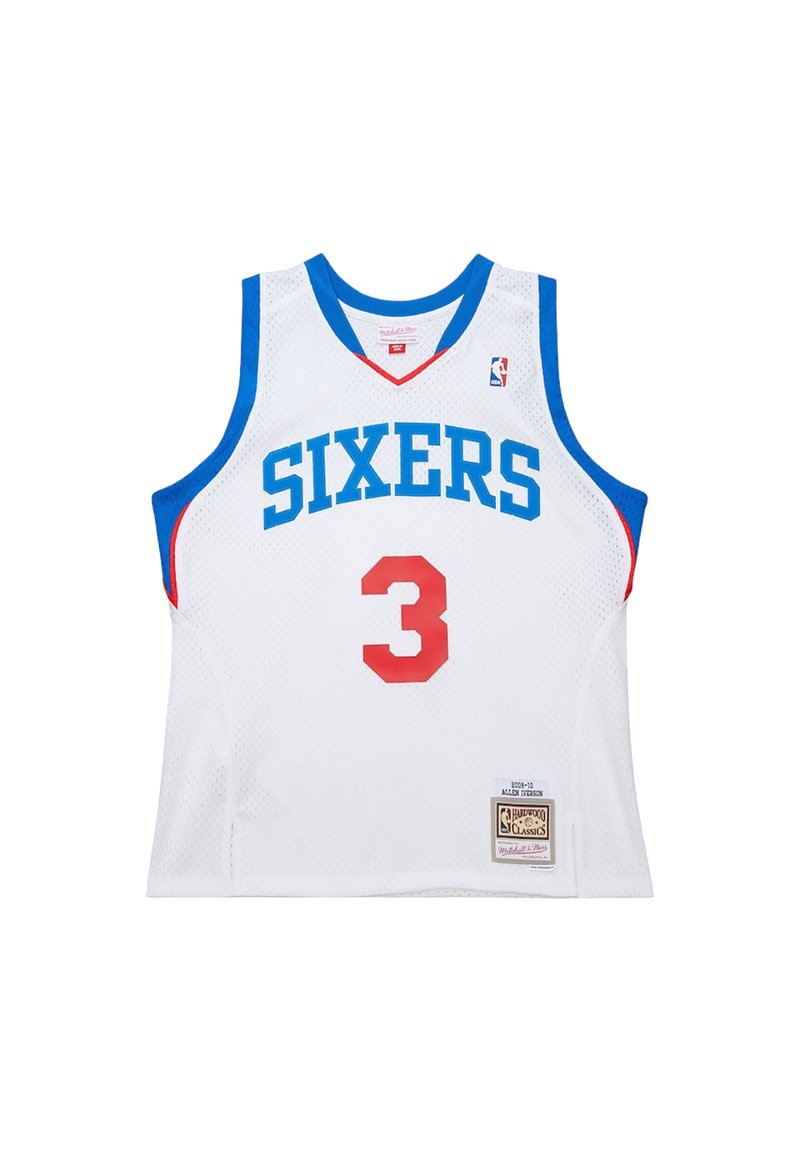 Weißes Basketballtrikot mit roten und blauen Akzenten, trägt "SIXERS" in blauen Buchstaben und die Nummer "3" in rot. Aus Mesh-Material und ärmellosem Design.