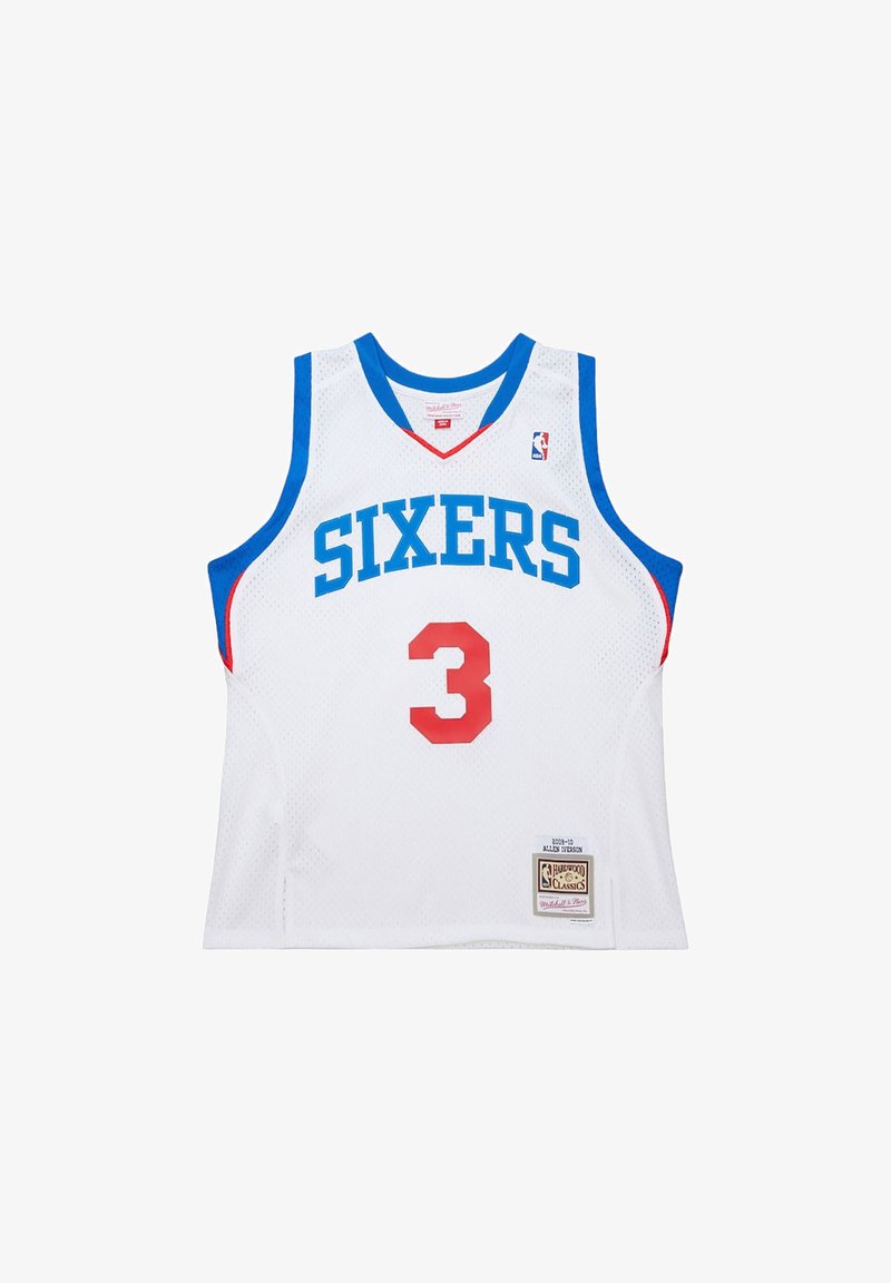 Canotta da basket bianca con accenti rossi e blu, presenta la scritta "SIXERS" in lettere blu e il numero "3" in rosso. Materiale in rete e design senza maniche.