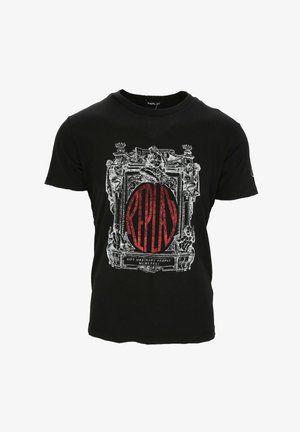 Schwarzes T-Shirt mit weißem, kunstvollem Rahmendesign, rotem ovalem Text "REPLAY" und der Aufschrift "Not ordinary people MCMLXXXI" auf der Vorderseite in der Mitte.