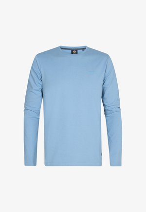 Hellblaues langärmliges T-Shirt aus weicher Baumwolle. Beinhaltet einen runden Halsausschnitt und dezente Markenkennzeichnung auf der Brust. Glatte Textur und schlichtes Design.